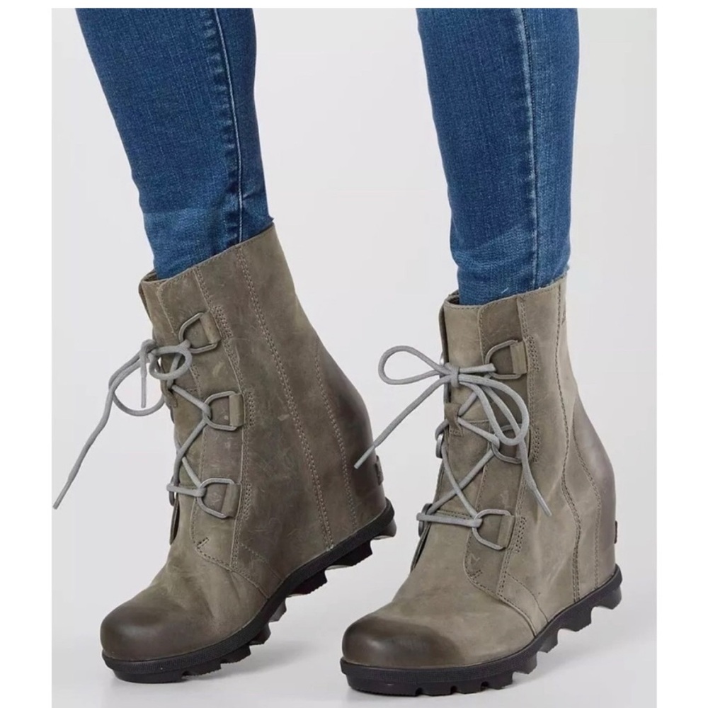 SOREL Joan Of Arctic II Wedge Leather Snow Bootie with original box. Size 7